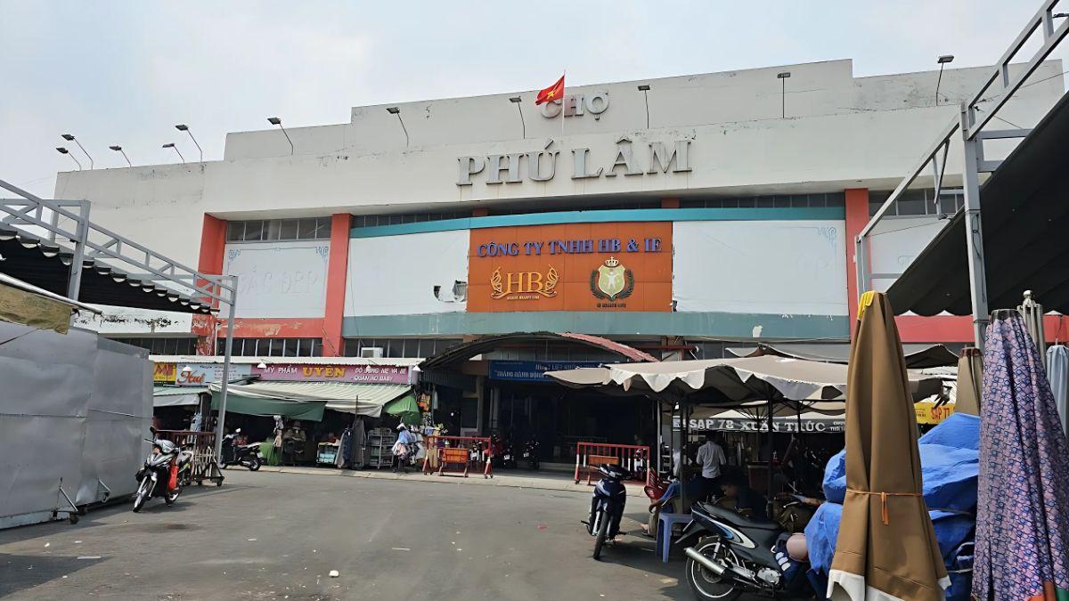 Người mua sắm tại khu vực rau củ ở Chợ Phú Lâm